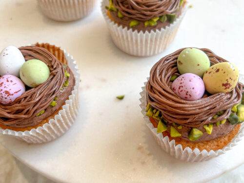Påske cupcakes - Skønne makron muffins med chokolade frosting • I Koekkenet