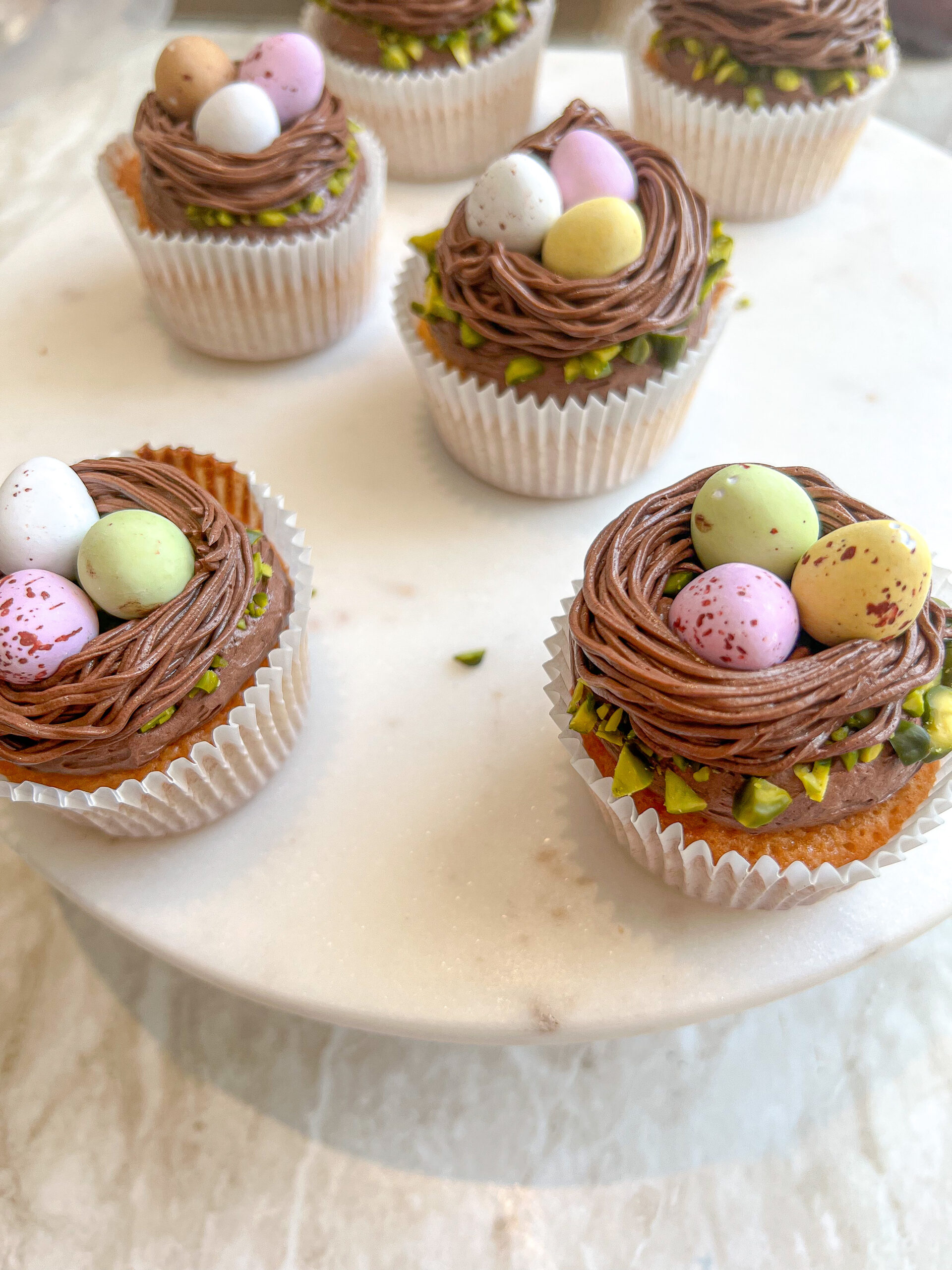 Påske cupcakes - Skønne makron muffins med chokolade frosting • I Koekkenet